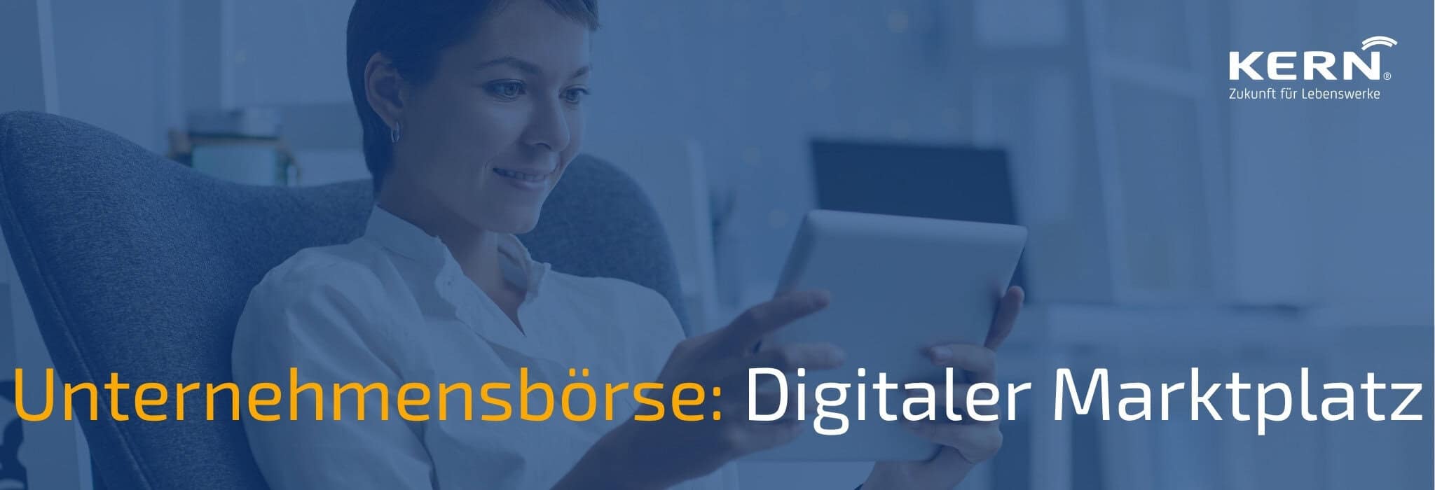 Beitragsbild: Frau recherchiert auf Unternehmensbörse