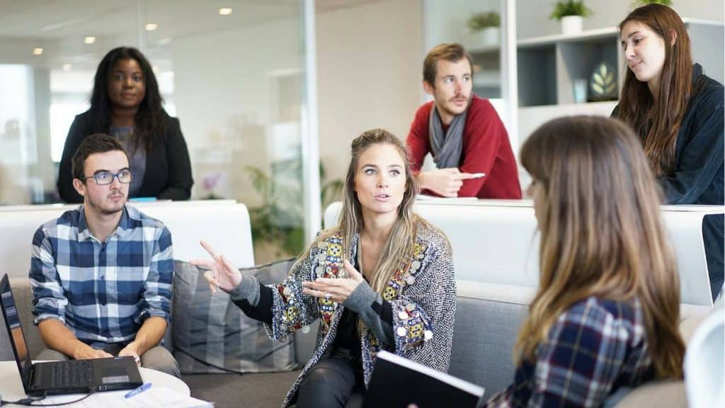 Ein Marketing Team spricht im Büro über neue Aufgaben