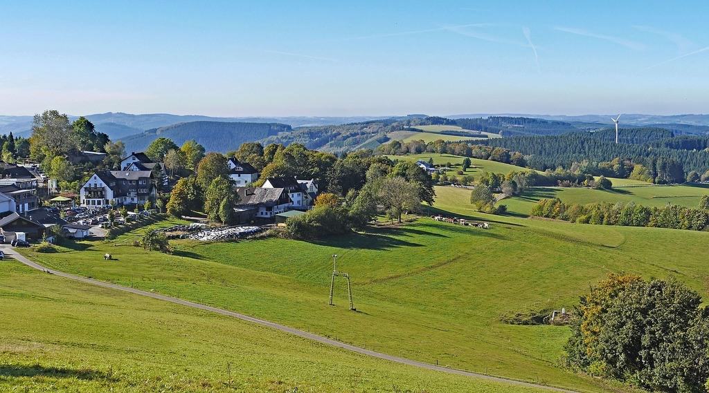 Panoramablick von einer Anhöhe über eine besiedelte Hügellandschaft