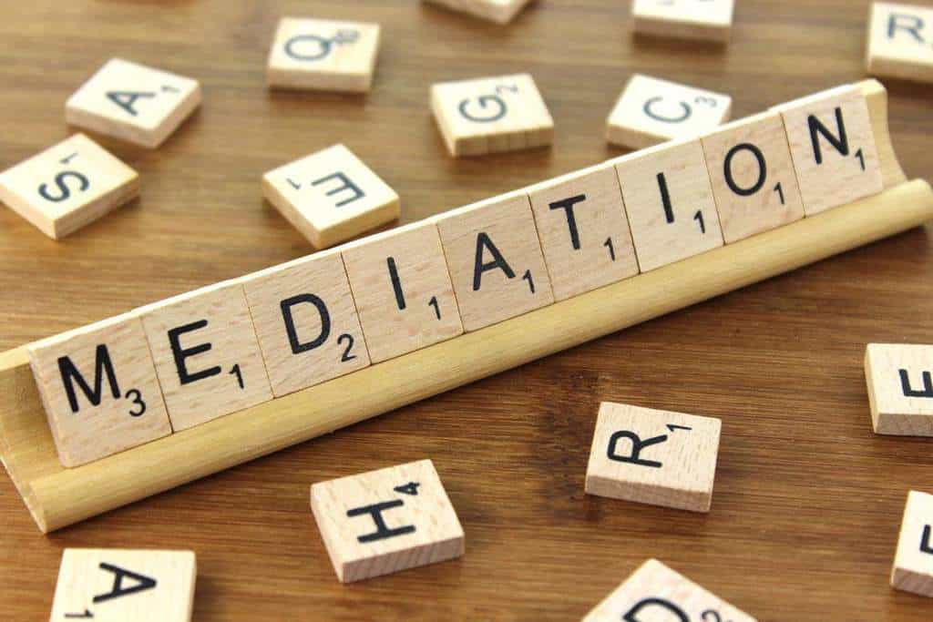 Eine Scrabble Leiste mit dem Wort >Mediation< darauf