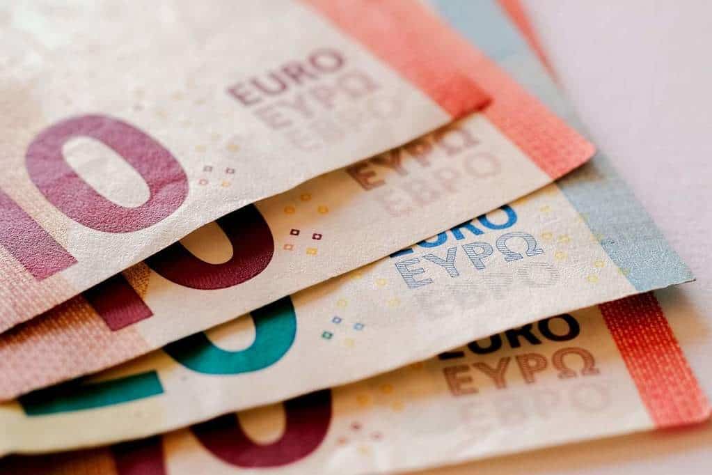 10€ und 20€ Scheine zu einem Fächer zusammengelegt