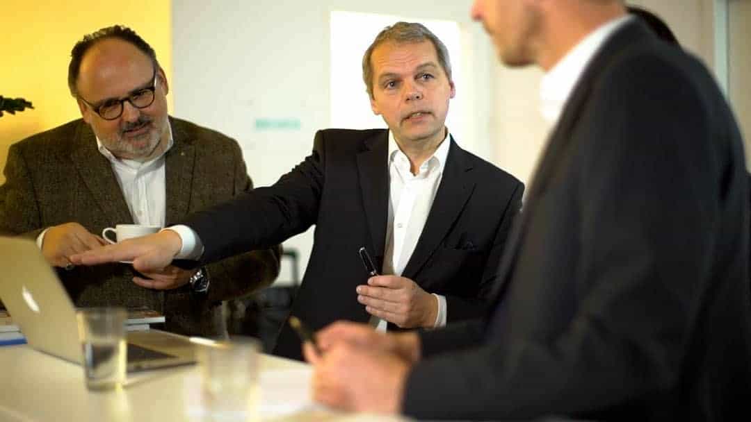 Michael Feier M&A Berater Wien M&A Berater Michael Feier im Gespräch mit einem Unternehmer