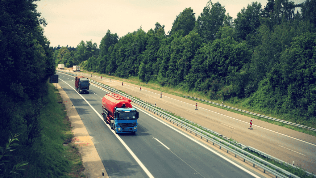 Ein LKW fährt auf einer Landstraße.