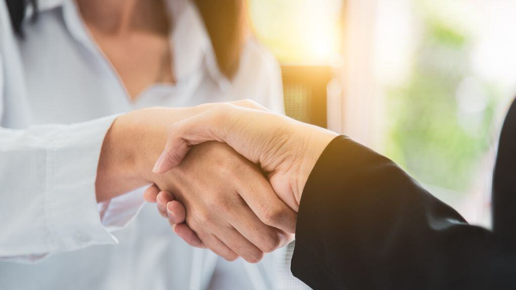Ein Handschlag von zwei Personen
