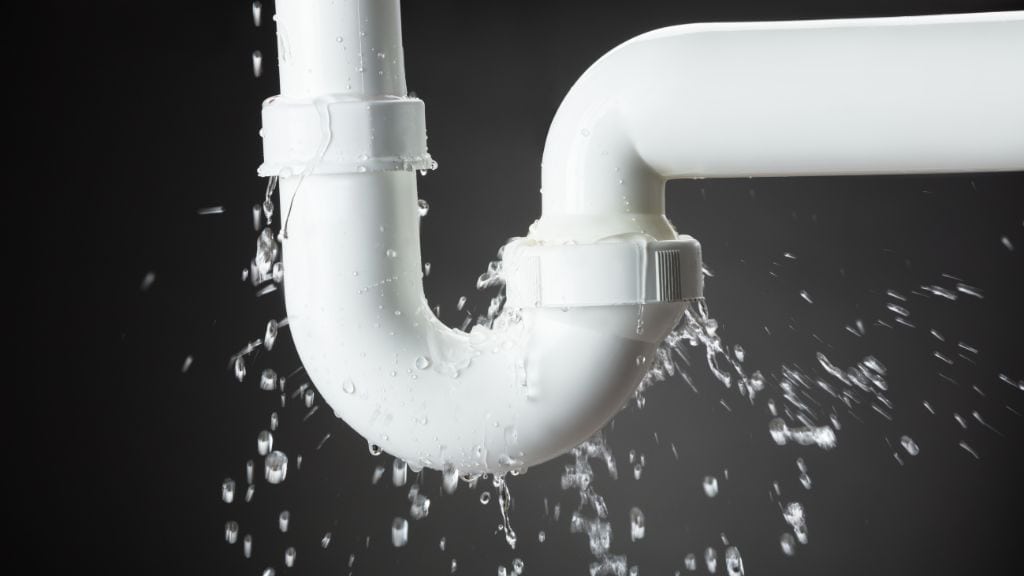 Ein undichtes Wasserrohr